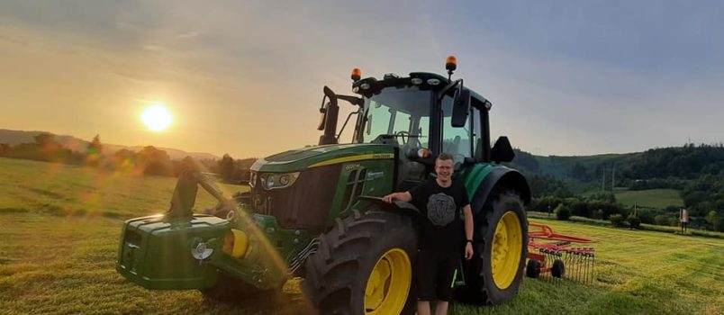 Po stopách jeleňa: Ako si viedol traktor pri práci s krmovinami?