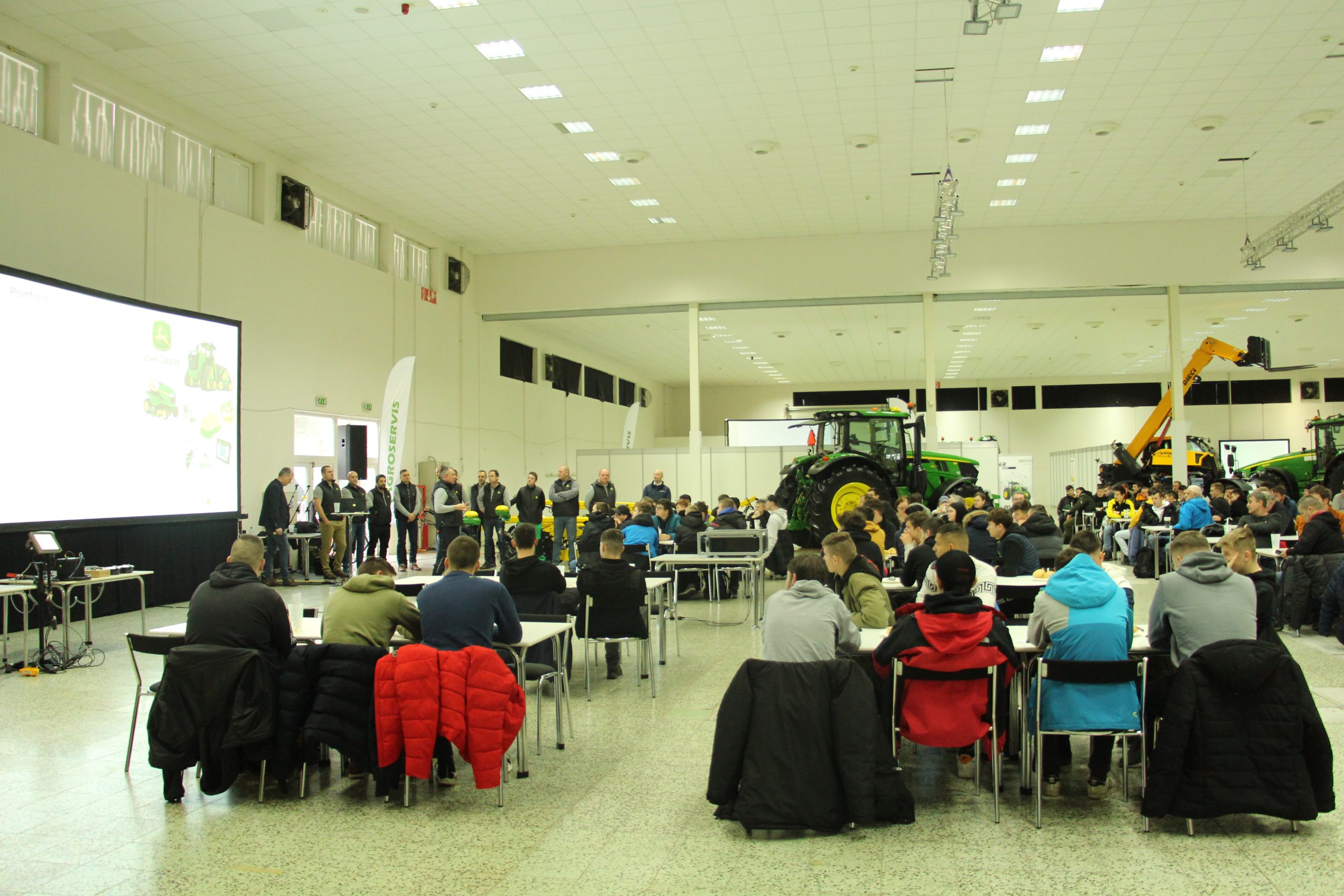 Spoločnosť Agroservis usporiadala v druhý februárový týždeň na nitrianskom výstavisku Agrokomplex už druhé veľké školenie obslúh. Tento rok sa školenia zúčastnilo 1 700 hostí.