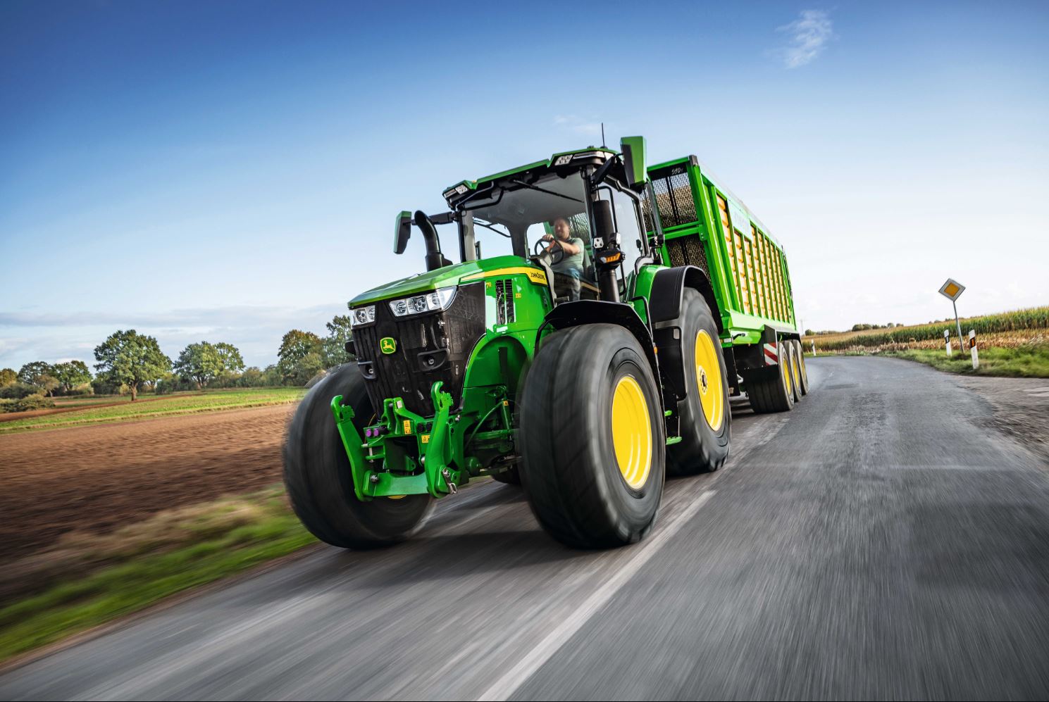 01_The-model-year-2024-John-Deere-7R.jpg