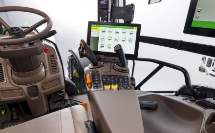 John Deere stanovuje nové štandardy v technológiách presného poľnohospodárstva a jazdného komfortu