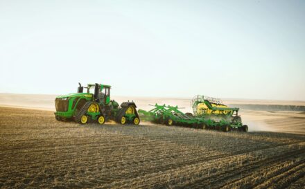 John Deere posúva rad 9RX do novej dimenzie s tromi úplne novými traktormi