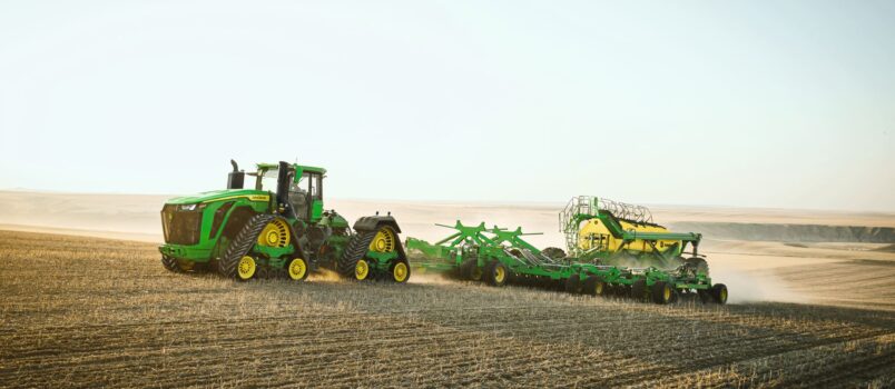John Deere posúva rad 9RX do novej dimenzie s tromi úplne novými traktormi